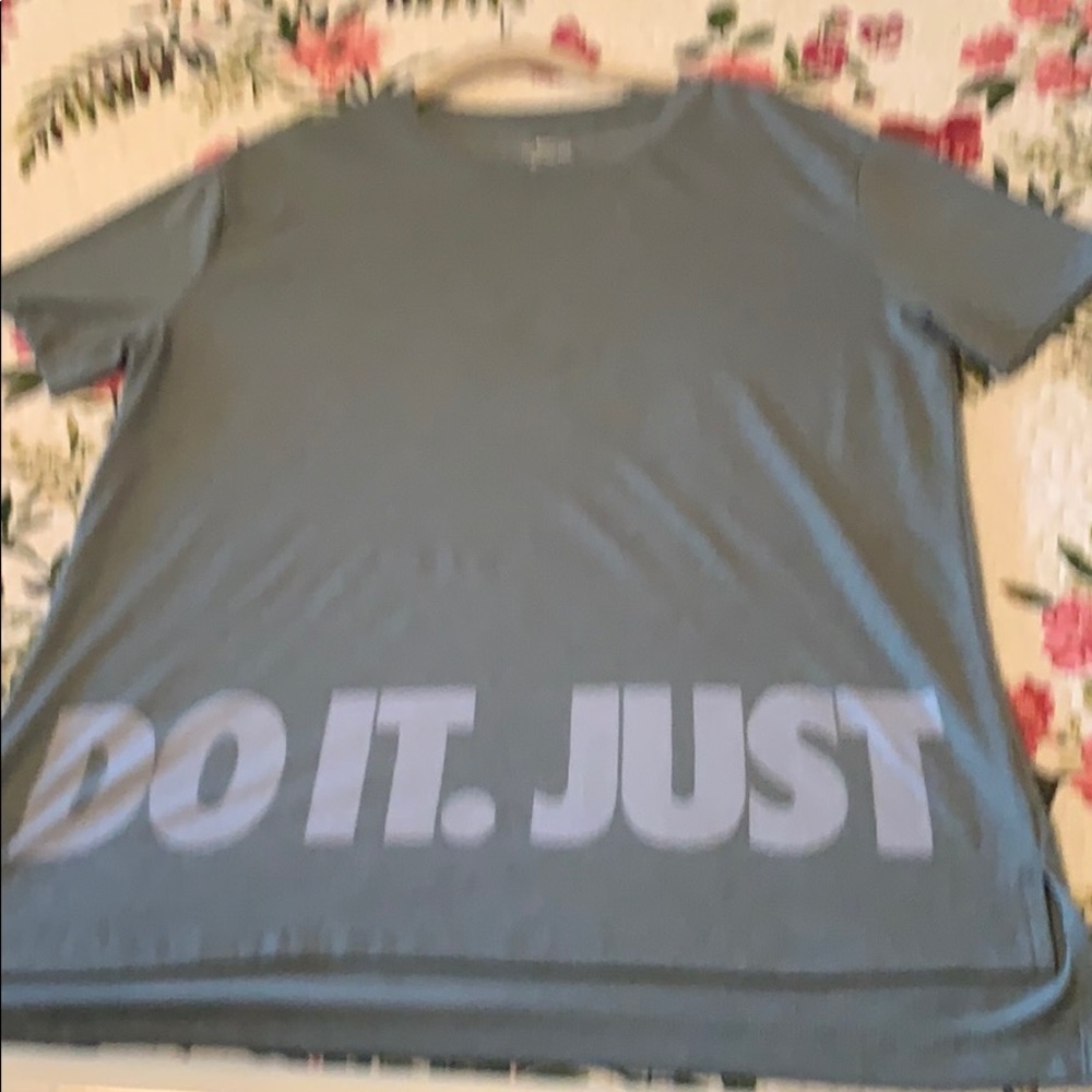 Nike tee women’s